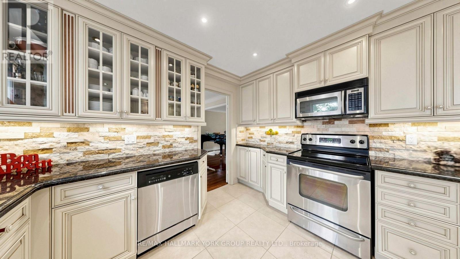 45 Pinnacle Road, Toronto (St. Andrew-Windfields), Ontario  M2L 2V6 - Photo 13 - C13814398