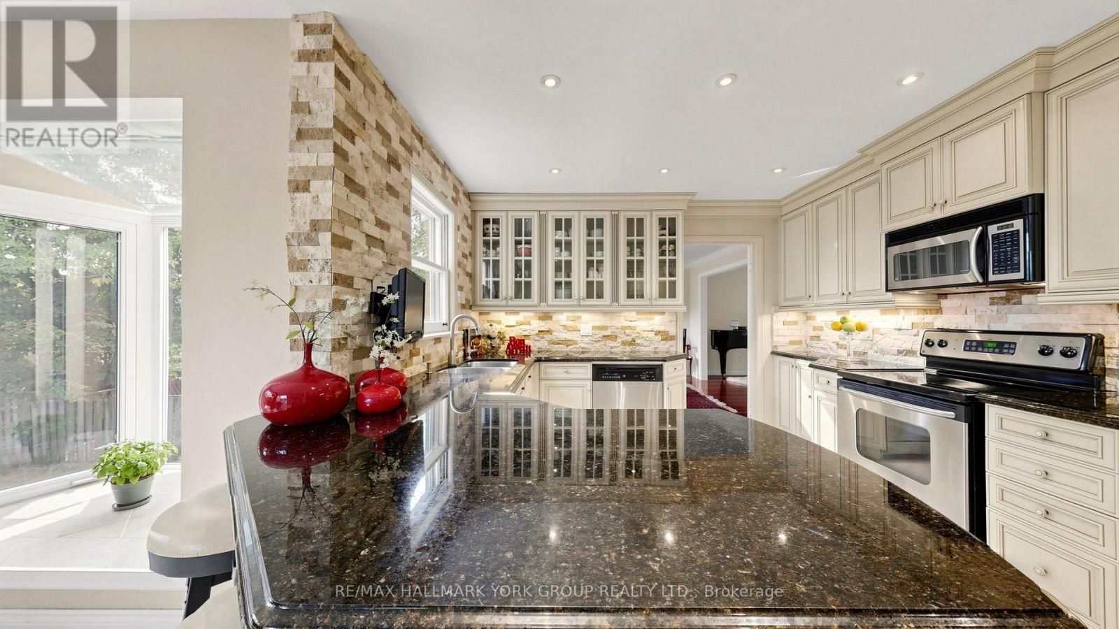 45 Pinnacle Road, Toronto (St. Andrew-Windfields), Ontario  M2L 2V6 - Photo 9 - C13814398