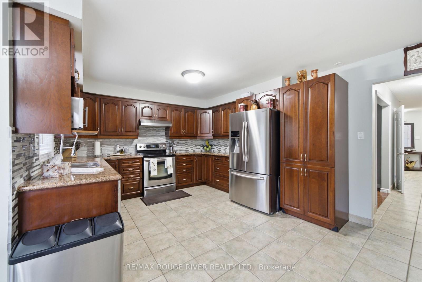 561 Cattail Court, Pickering, Ontario  L1V 6A2 - Photo 9 - E13814170