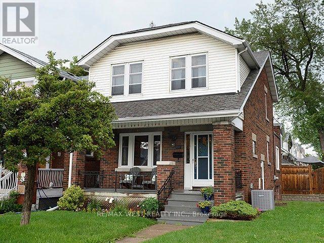 811 COXWELL AVENUE, Toronto, Ontario
