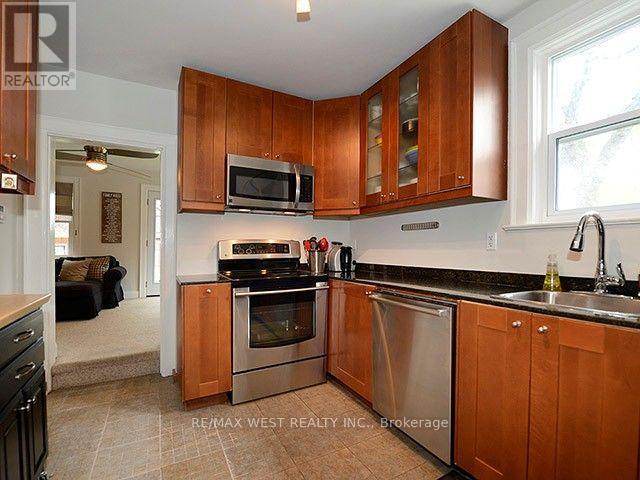 811 Coxwell Avenue, Toronto, Ontario  M4C 3E5 - Photo 5 - E13814284