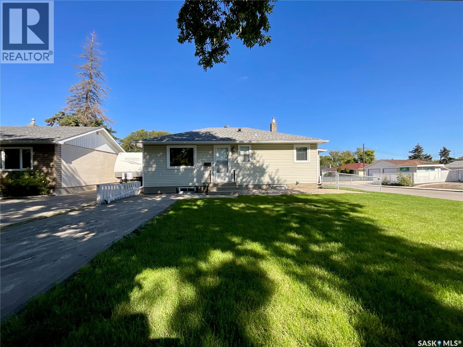 1240 10th Avenue E, Regina, Saskatchewan  S4T 4P9 - Photo 2 - SK044085