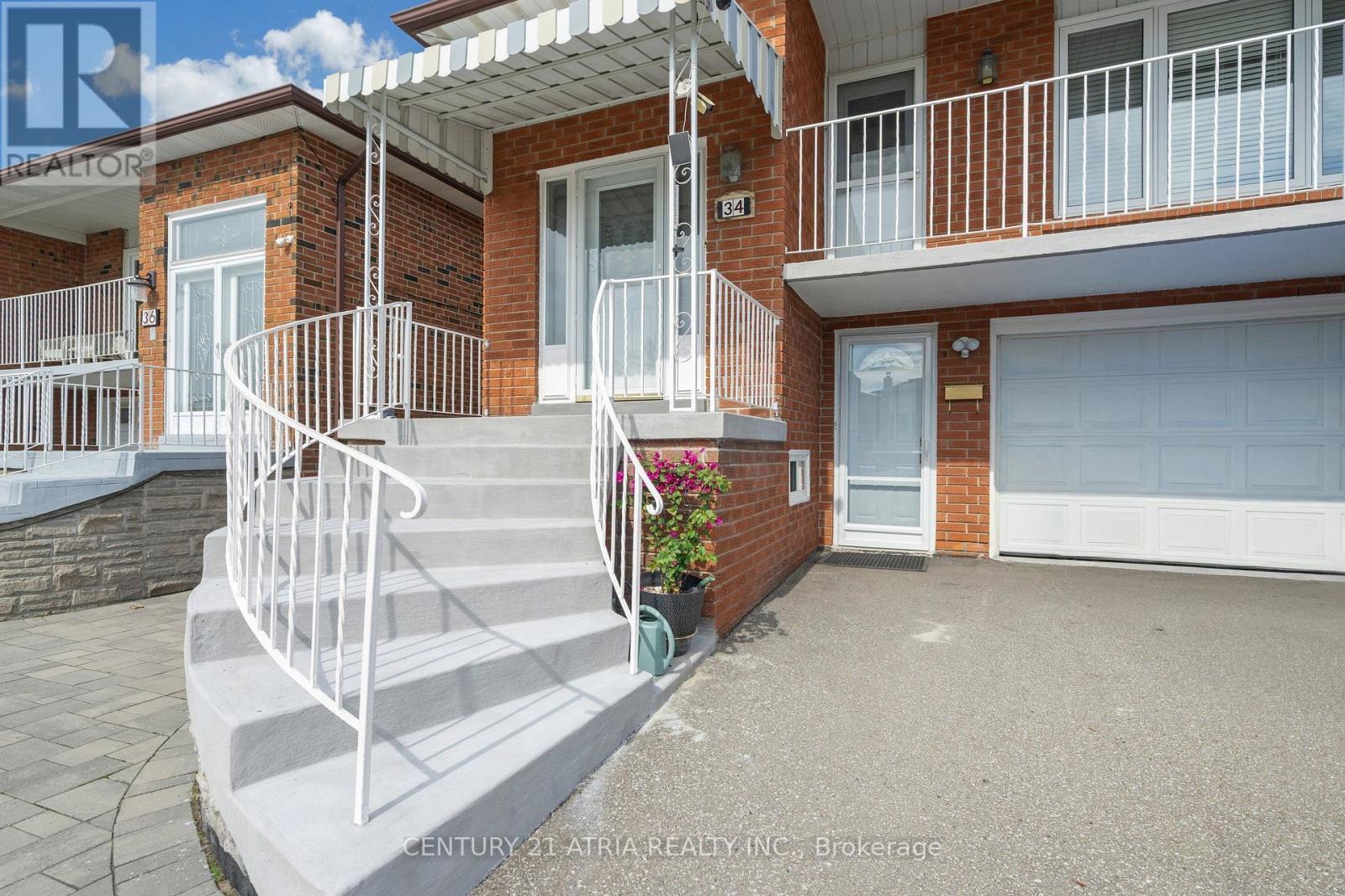 34 Sawmill Road, Toronto, Ontario  M3L 2M2 - Photo 4 - W13814266