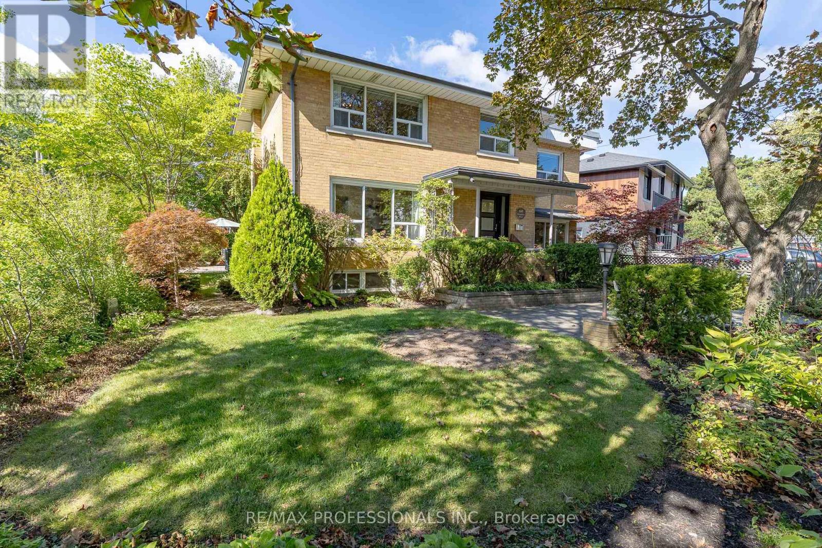 60 Fernalroy Boulevard, Toronto, Ontario  M8Z 3W3 - Photo 2 - W13814272