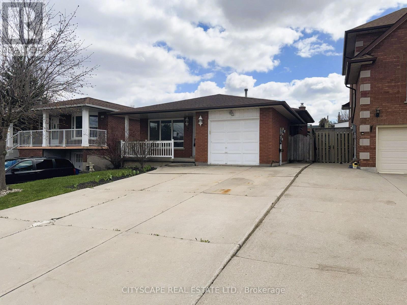 7 Quincy Court, Hamilton, Ontario  L8W 2T4 - Photo 3 - X13814318