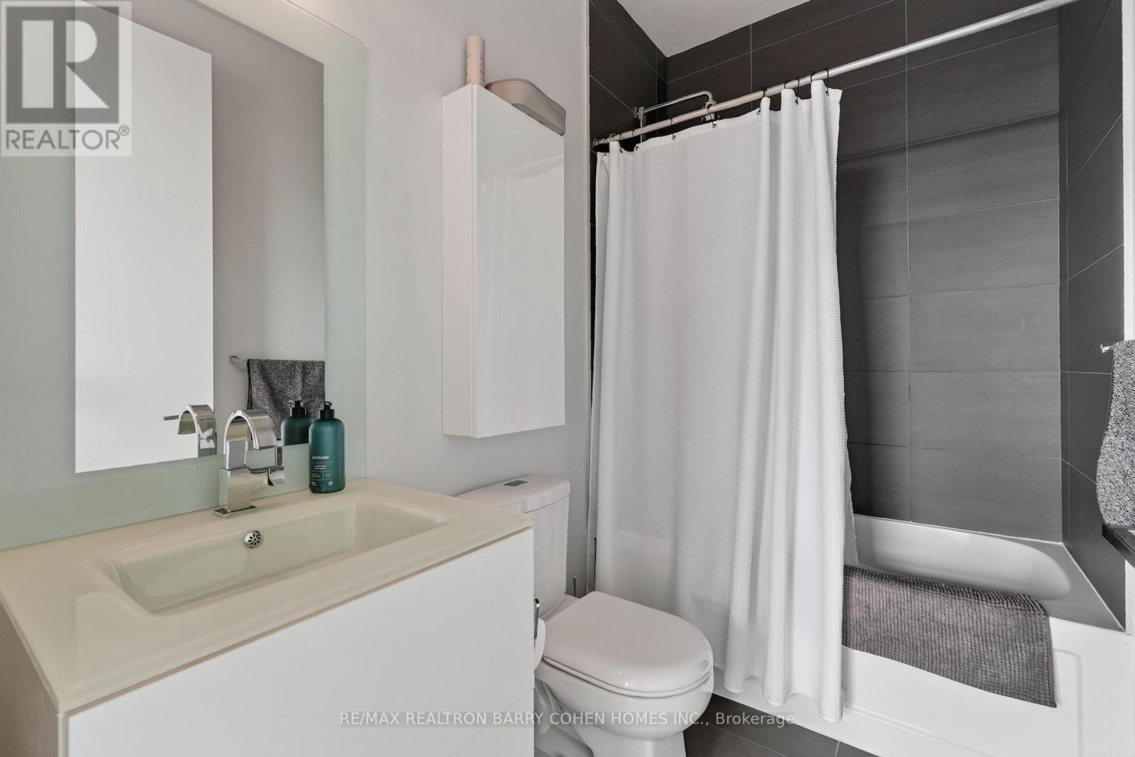 1018 - 111 St Clair Avenue W, Toronto, Ontario  M4V 1N5 - Photo 10 - C13814322