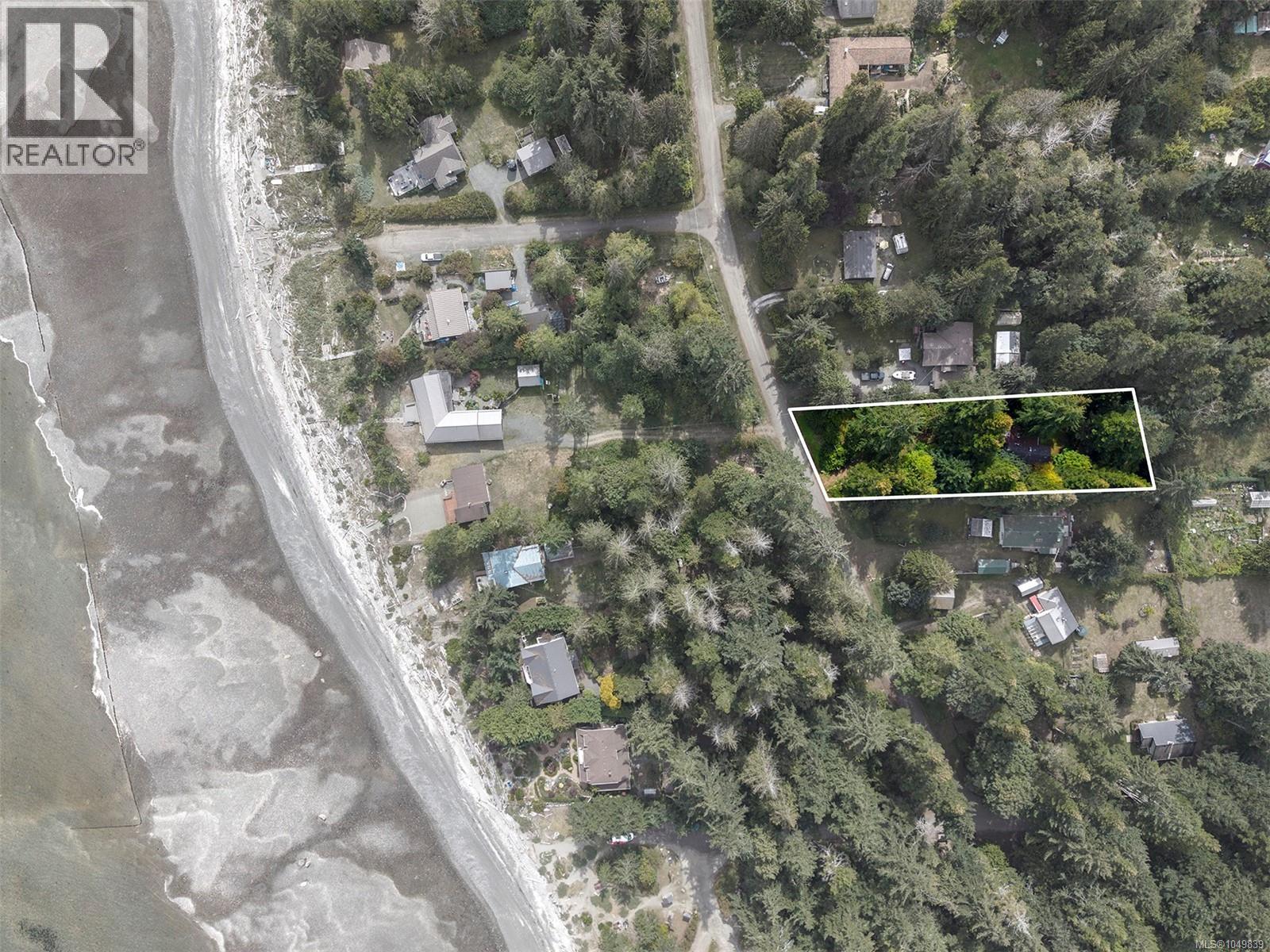 Aerial image with approximate lot lines. Beach access is visible here at the end of Mable Rd.