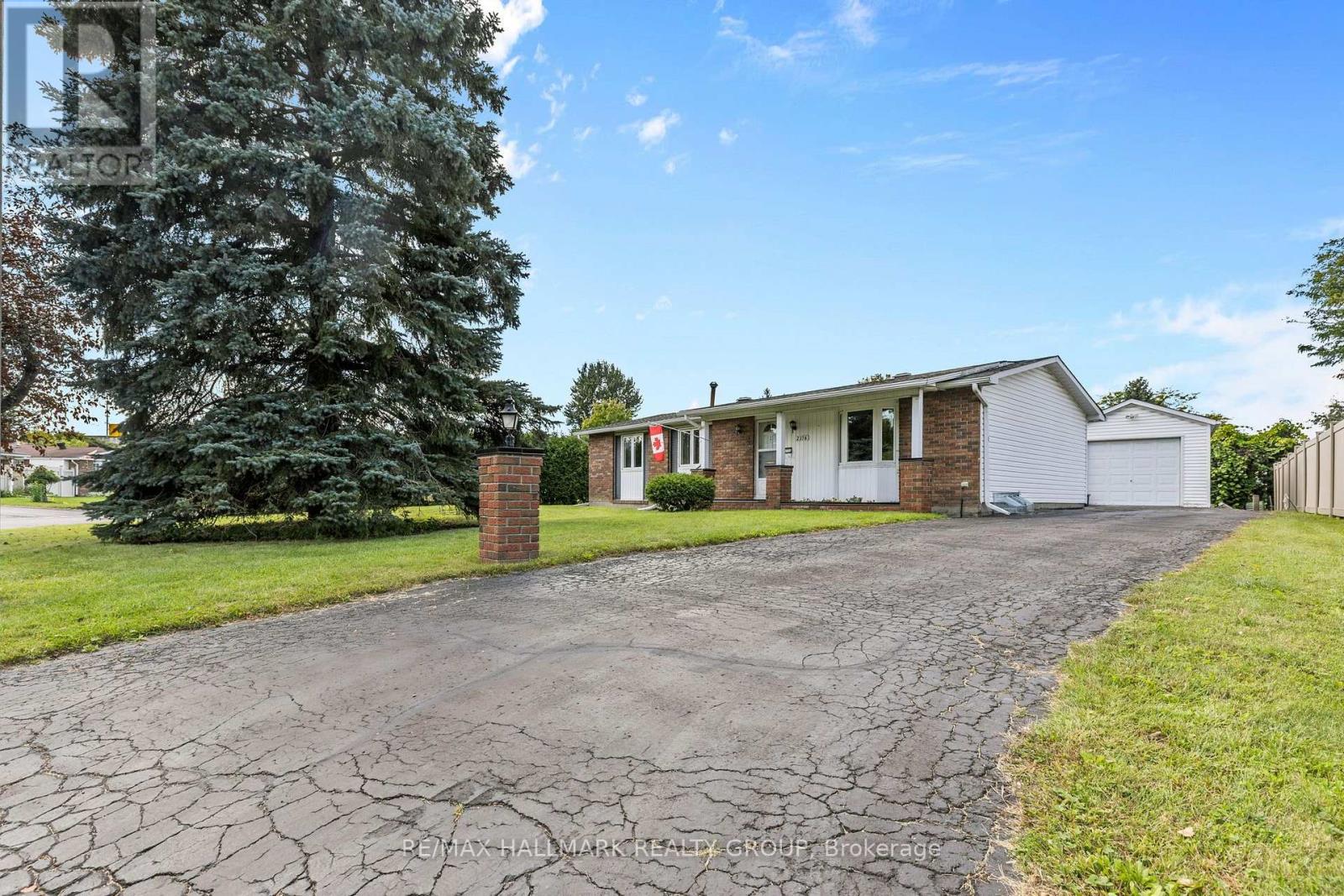 2376 BLACKSTONE CRESCENT, Ottawa, Ontario