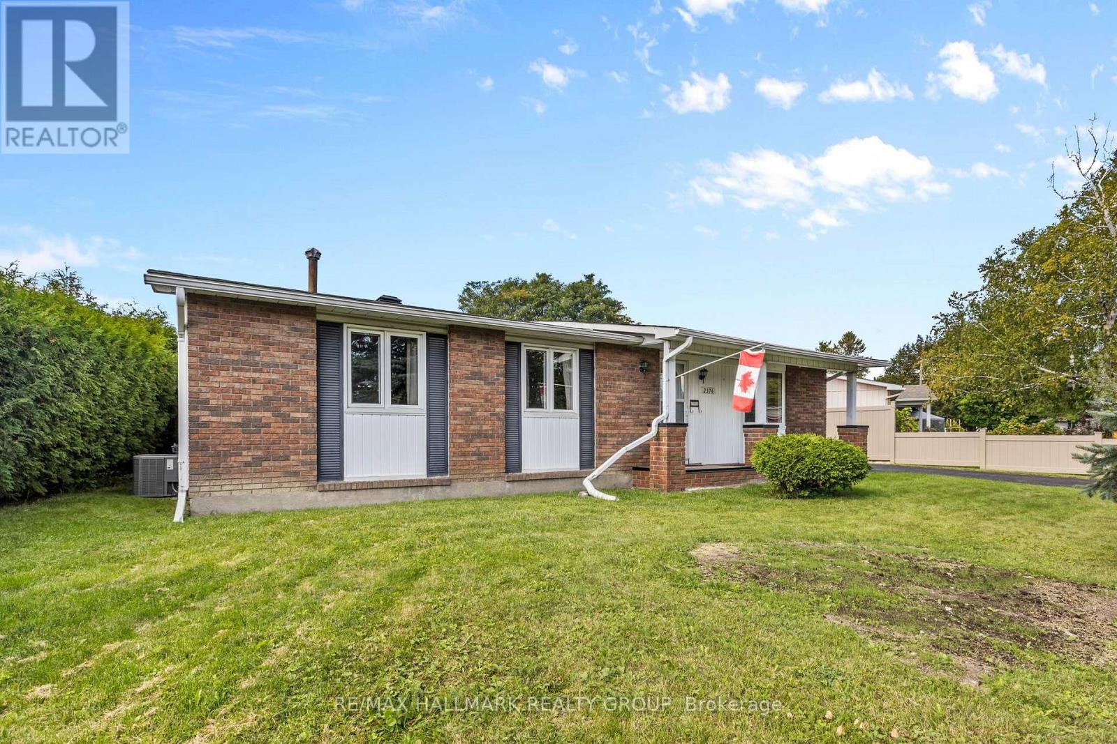 2376 Blackstone Crescent, Ottawa, Ontario  K1B 4H2 - Photo 2 - X13814716