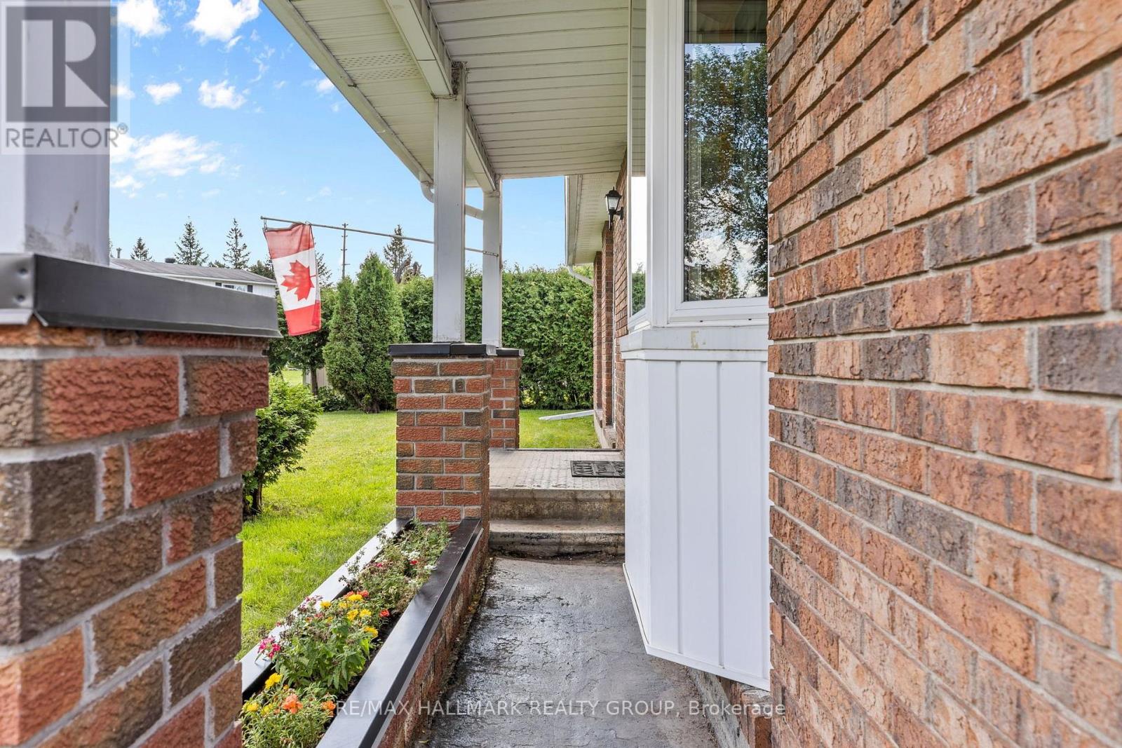 2376 Blackstone Crescent, Ottawa, Ontario  K1B 4H2 - Photo 4 - X13814716