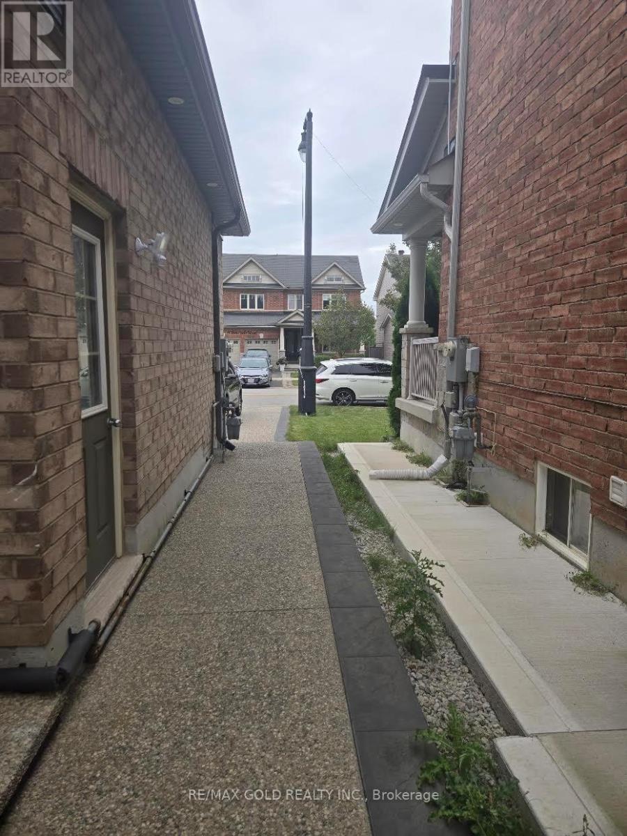 10 Twin Falls Road, Brampton, Ontario  L6Y 0V4 - Photo 2 - W13814760