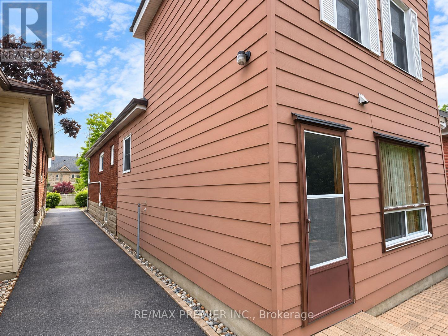 34 Rutherford Avenue, Toronto, Ontario  M6M 2C6 - Photo 12 - W13814782