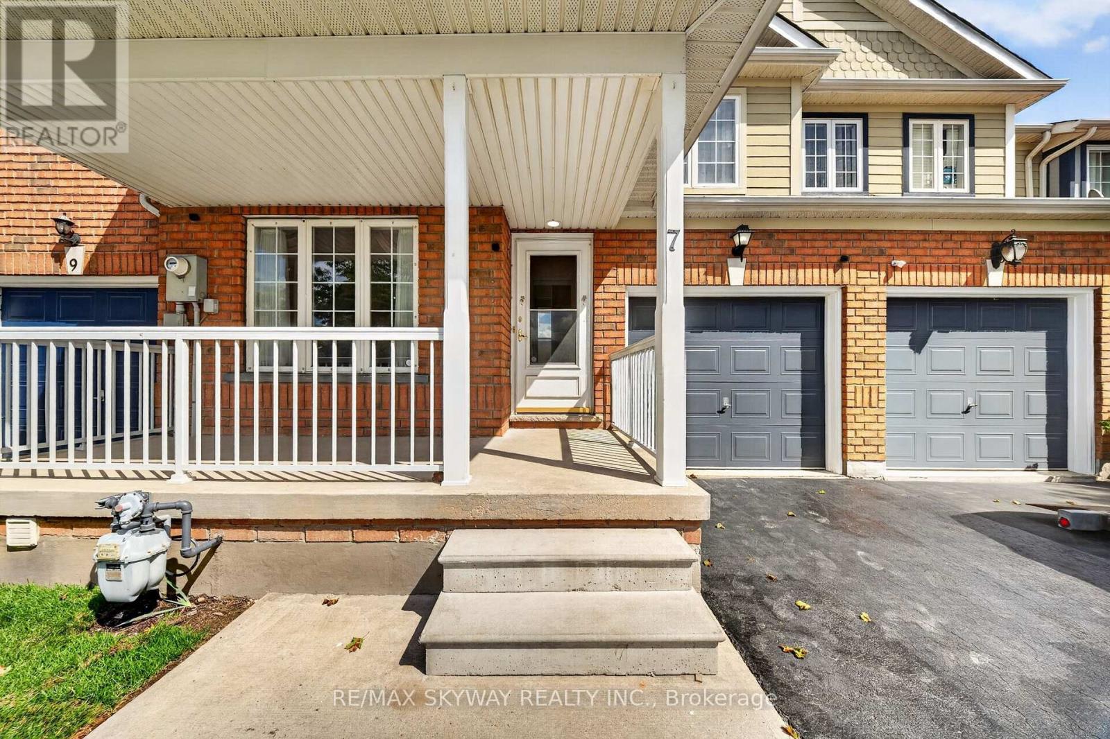 7 Madronna Gardens, Brampton, Ontario  L7A 2V5 - Photo 4 - W13814858
