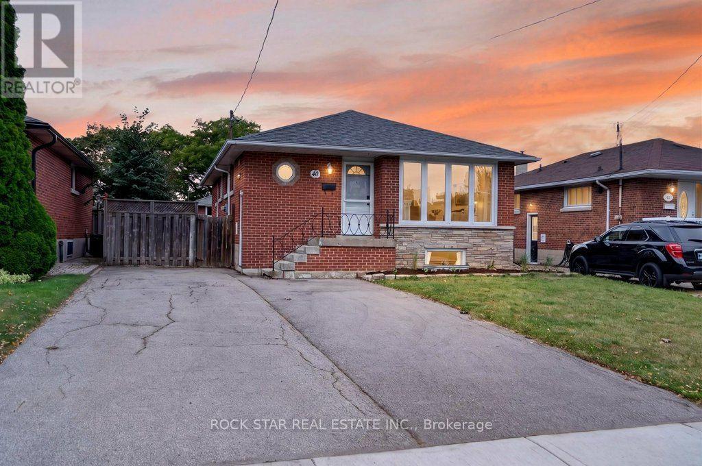 40 CLARENDON AVENUE, Hamilton, Ontario