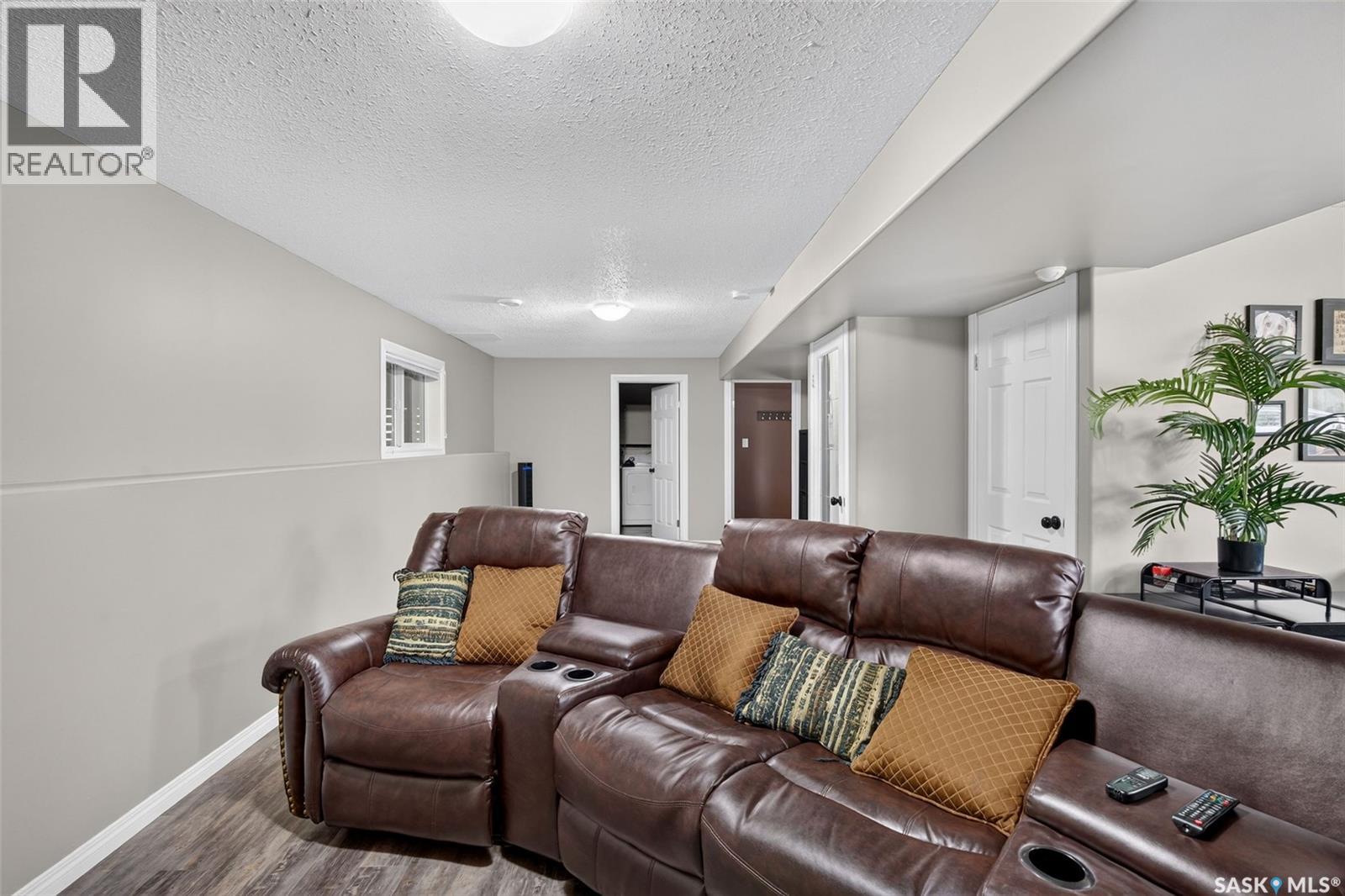 3 Kelly PLACE photo 24