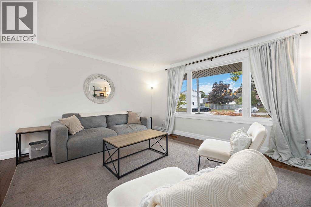 1262 SEVERIN DRIVE South Sarnia Ontario Canada N7S2B8 4