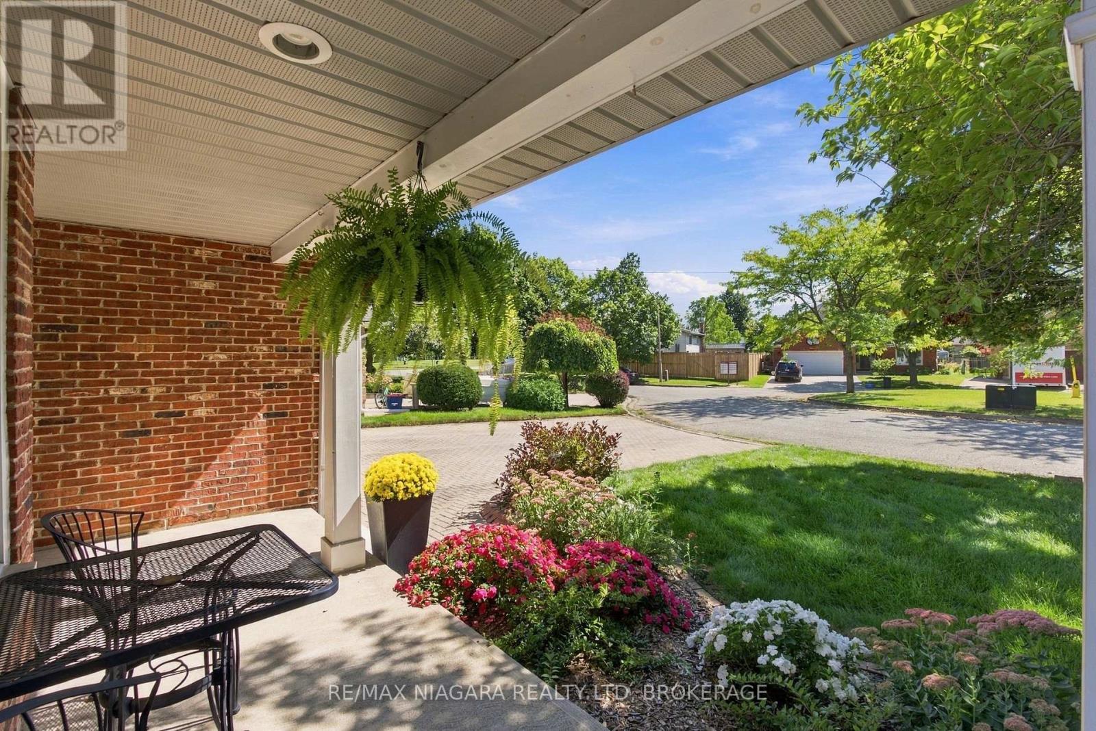 5 Thorn Place, St. Catharines (Grapeview), Ontario L2S 3S1 - Photo 6 - X13815094