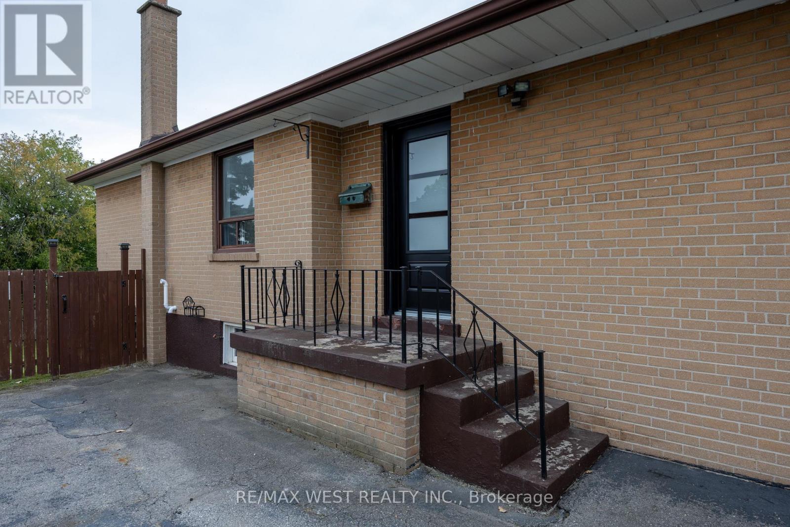 1331 Sharbot Street, Oshawa, Ontario  L1J 1K1 - Photo 3 - E13815066