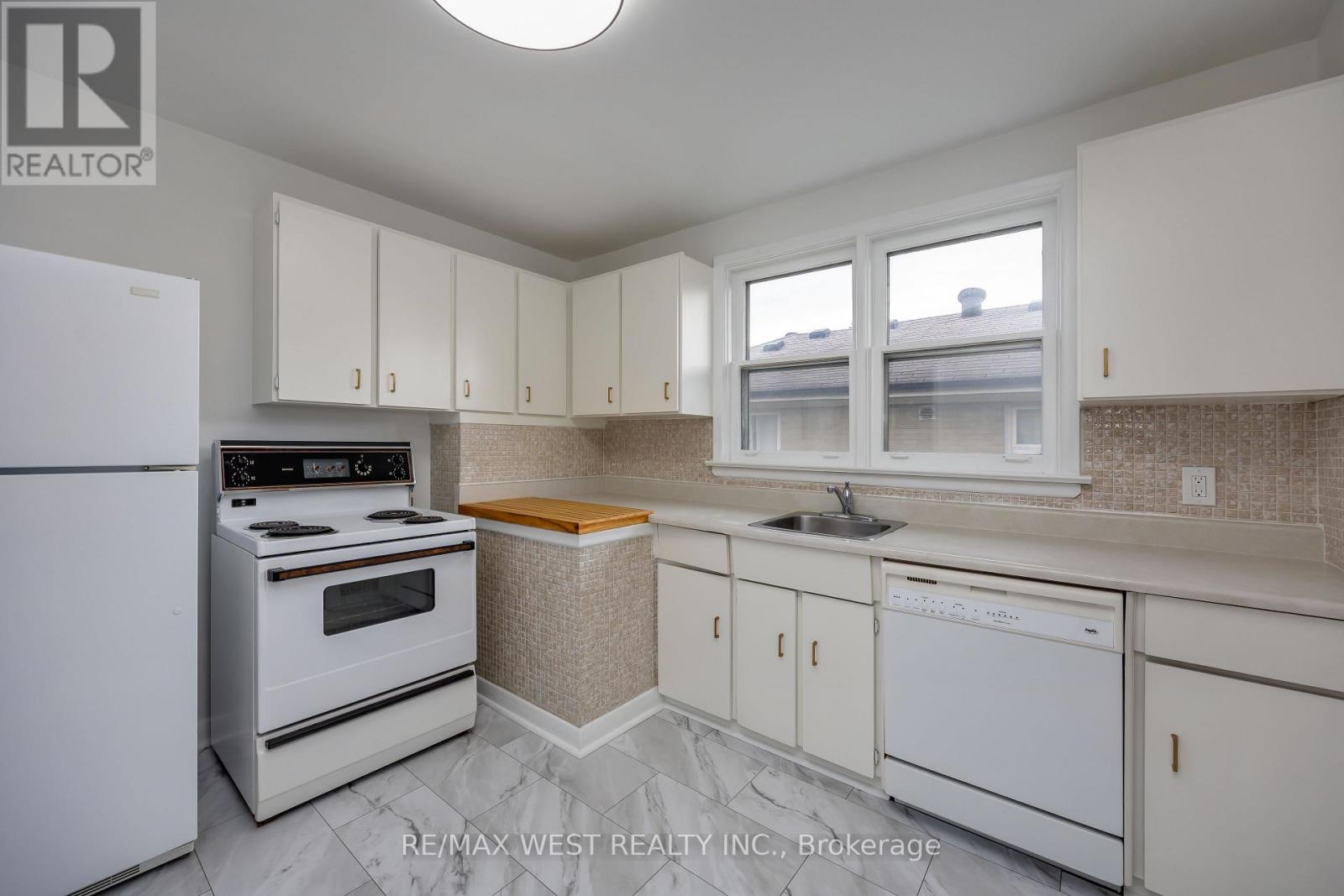 1331 Sharbot Street, Oshawa, Ontario  L1J 1K1 - Photo 9 - E13815066