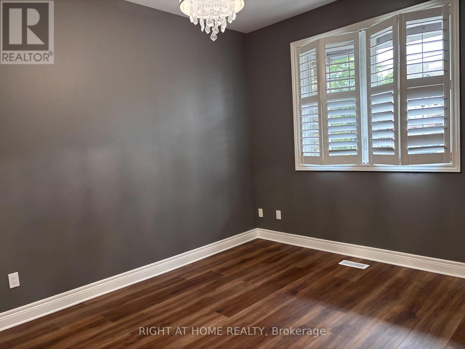 8 Glory Hill Road, St. Catharines, Ontario  L2P 0C6 - Photo 5 - X13815034