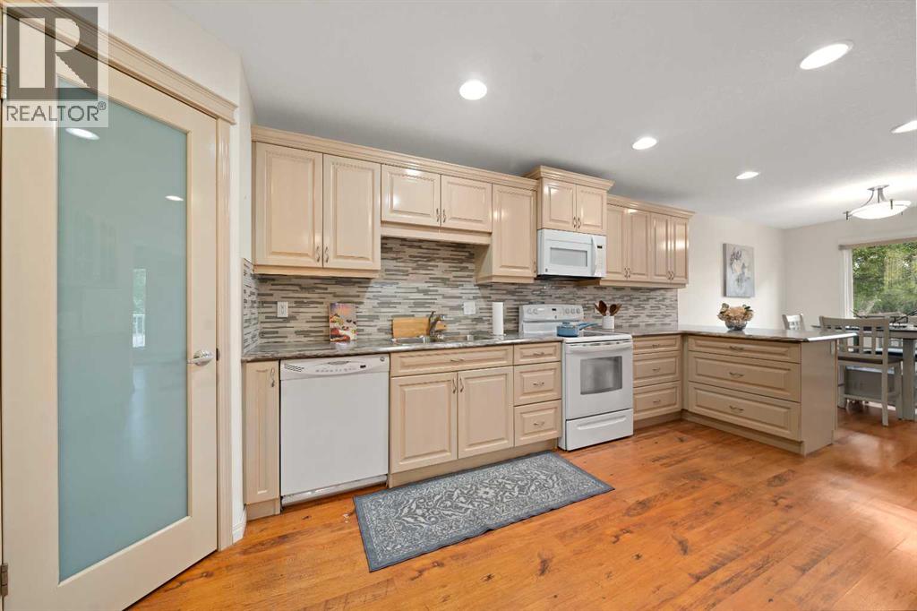 303, 252 4 Street SE photo 3