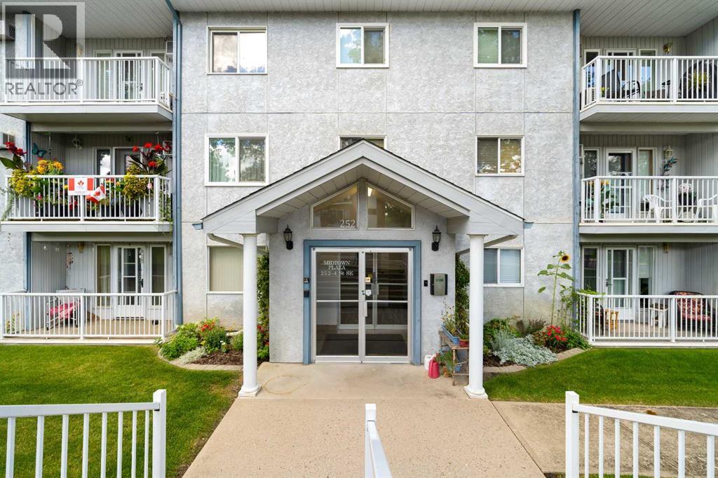 303, 252 4 Street SE photo 1