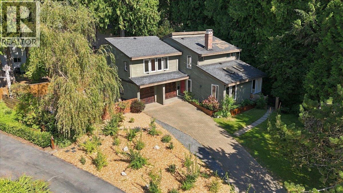 4151 Fircrest Place, North Vancouver, British Columbia  V7K 3A2 - Photo 1 - R3168139