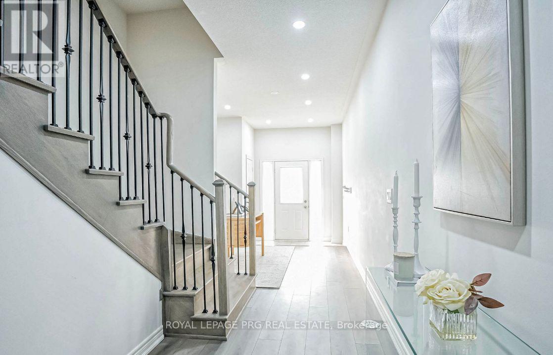 490 Silver Maple Road, Oakville, Ontario  L6H 7H5 - Photo 2 - W13815376