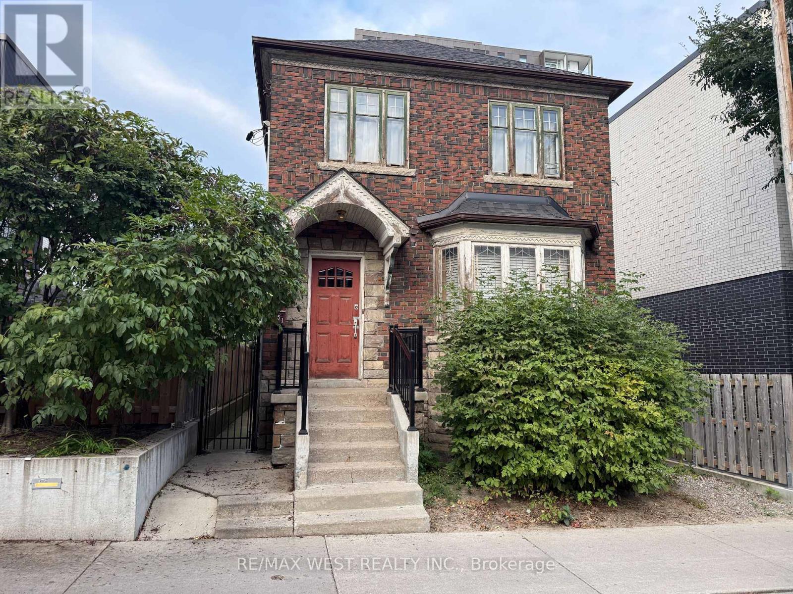 51 AUGUSTA AVENUE, Toronto, Ontario