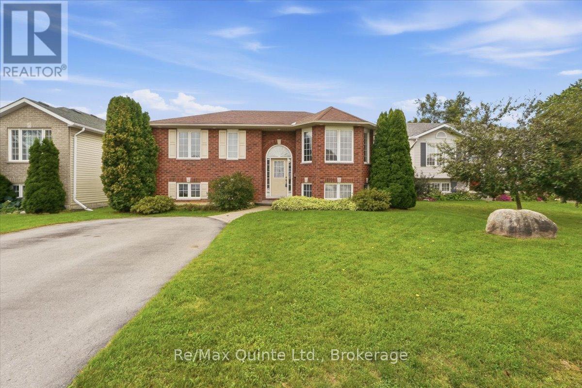 6 CHISHOLM SQUARE, Belleville, Ontario