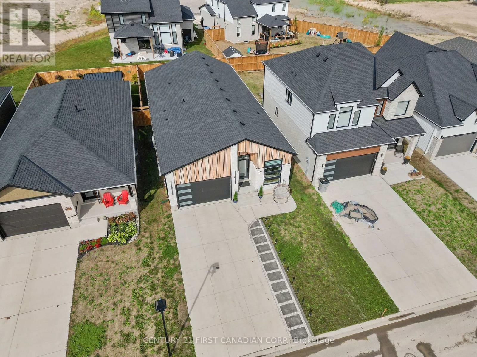 17 Sheldabren Street, North Middlesex, Ontario  N0M 1A0 - Photo 2 - X13815684