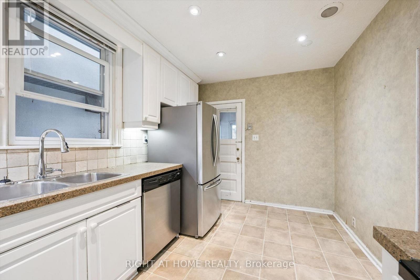 4 Jean Street, Toronto, Ontario  M4W 3A7 - Photo 14 - C13815542