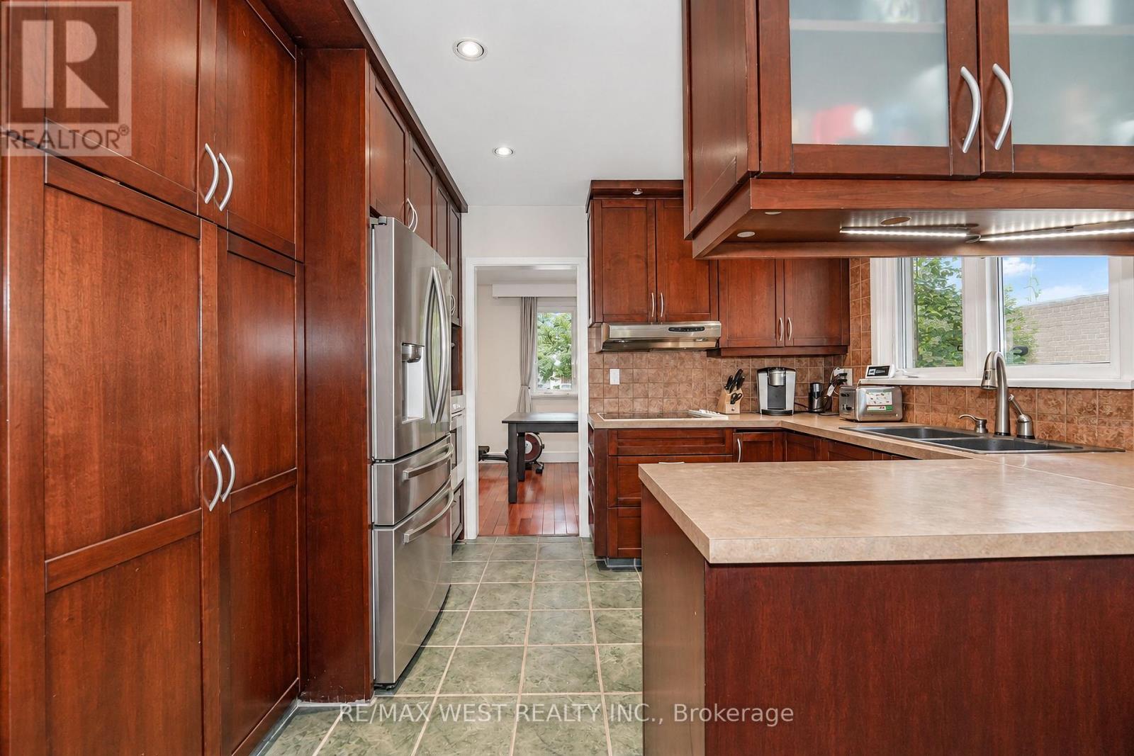 3062 O'hagan Drive, Mississauga, Ontario  L5C 2C5 - Photo 3 - W13815512