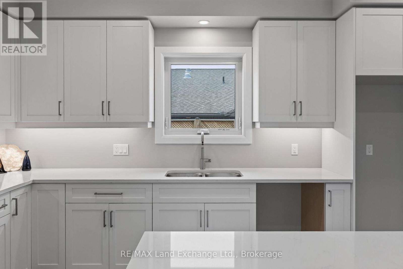 Unit 2 - 8 Golf Links Road, Kincardine, Ontario  N2Z 0G1 - Photo 12 - X12955104