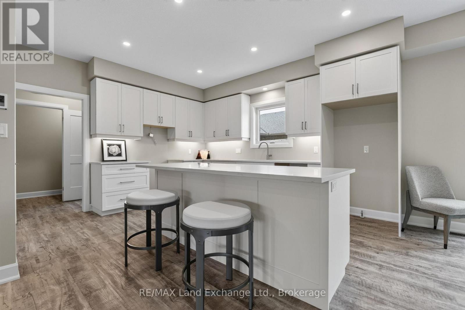 Unit 2 - 8 Golf Links Road, Kincardine, Ontario  N2Z 0G1 - Photo 7 - X12955104