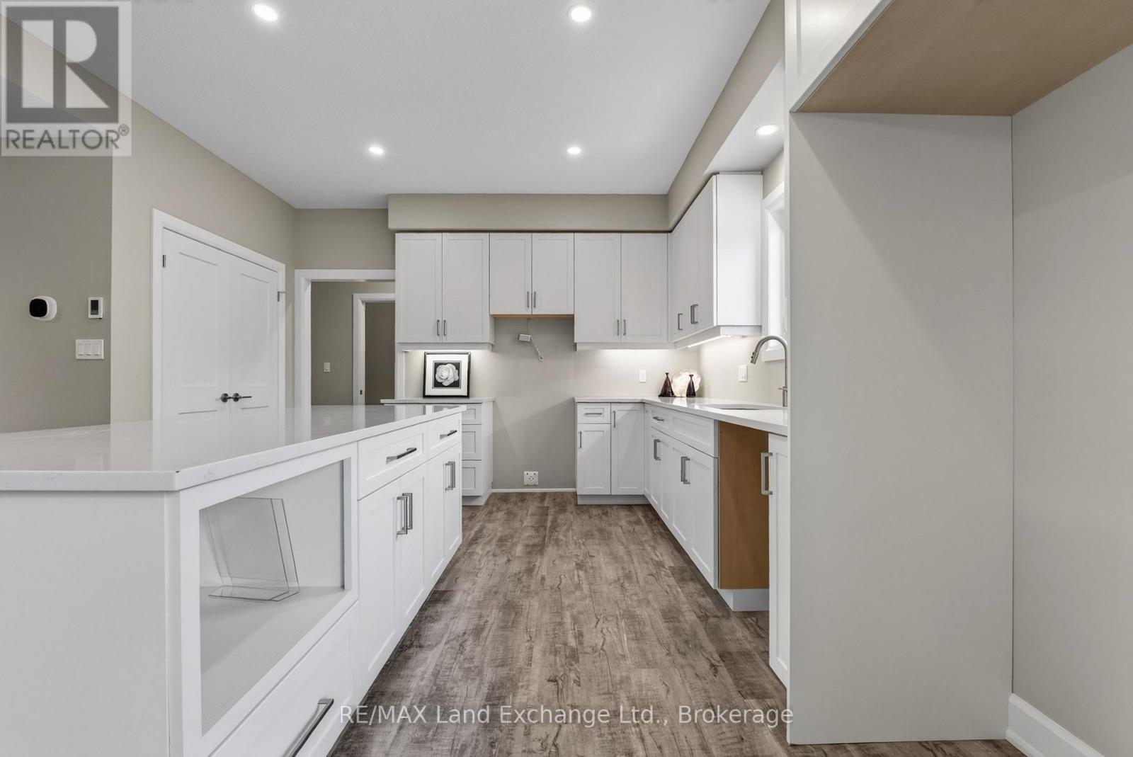Unit 2 - 8 Golf Links Road, Kincardine, Ontario  N2Z 0G1 - Photo 8 - X12955104