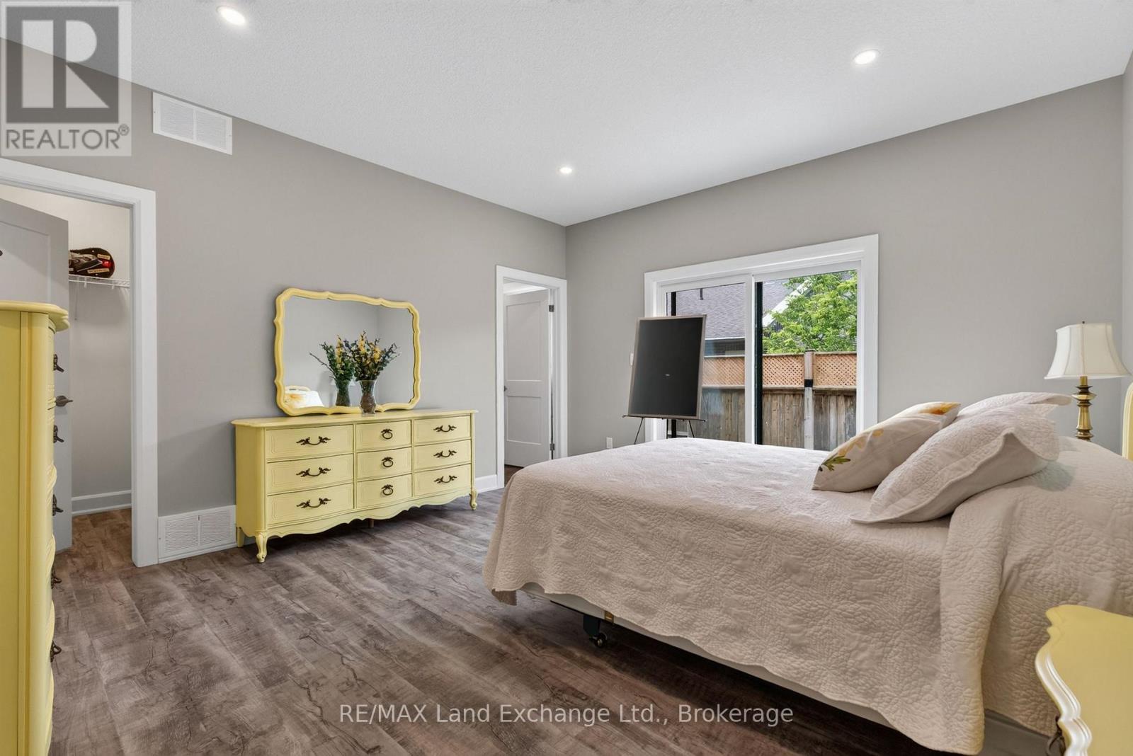 Unit 4 - 8 Golf Links Road, Kincardine, Ontario  N2Z 0G1 - Photo 15 - X12955168