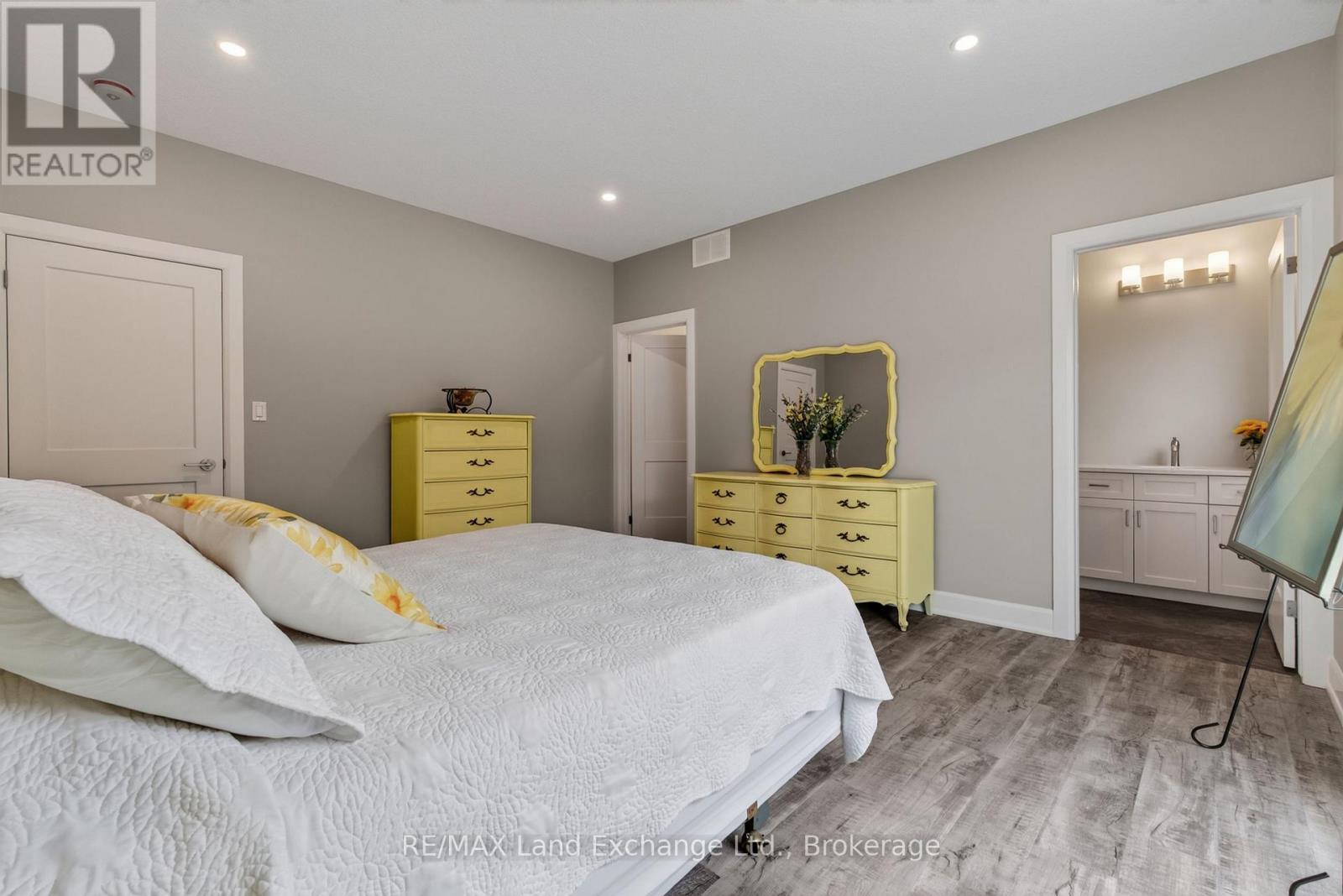 Unit 4 - 8 Golf Links Road, Kincardine, Ontario  N2Z 0G1 - Photo 16 - X12955168