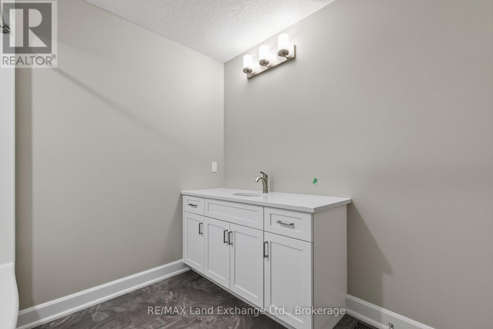 Unit 4 - 8 Golf Links Road, Kincardine, Ontario  N2Z 0G1 - Photo 22 - X12955168