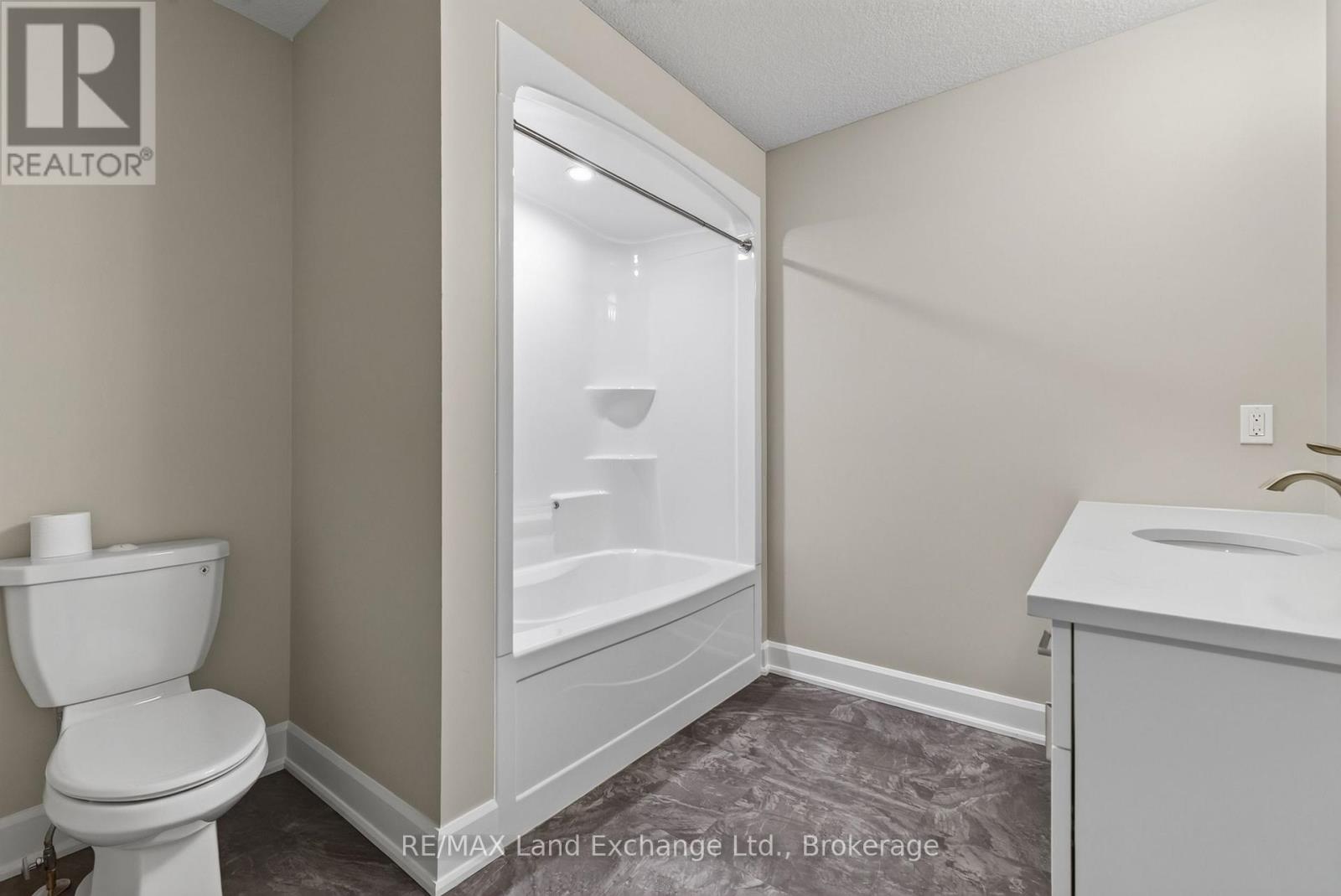 Unit 4 - 8 Golf Links Road, Kincardine, Ontario  N2Z 0G1 - Photo 21 - X12955168