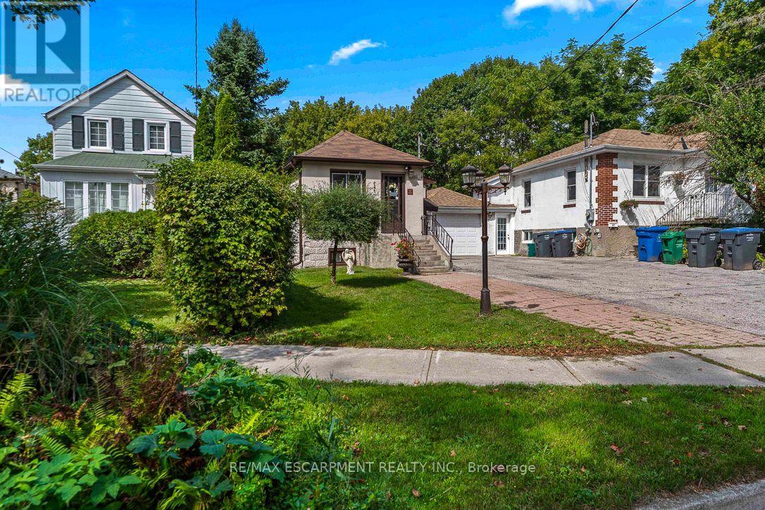 253 Eaglewood Boulevard, Mississauga, Ontario  L5G 1V9 - Photo 2 - W13815970