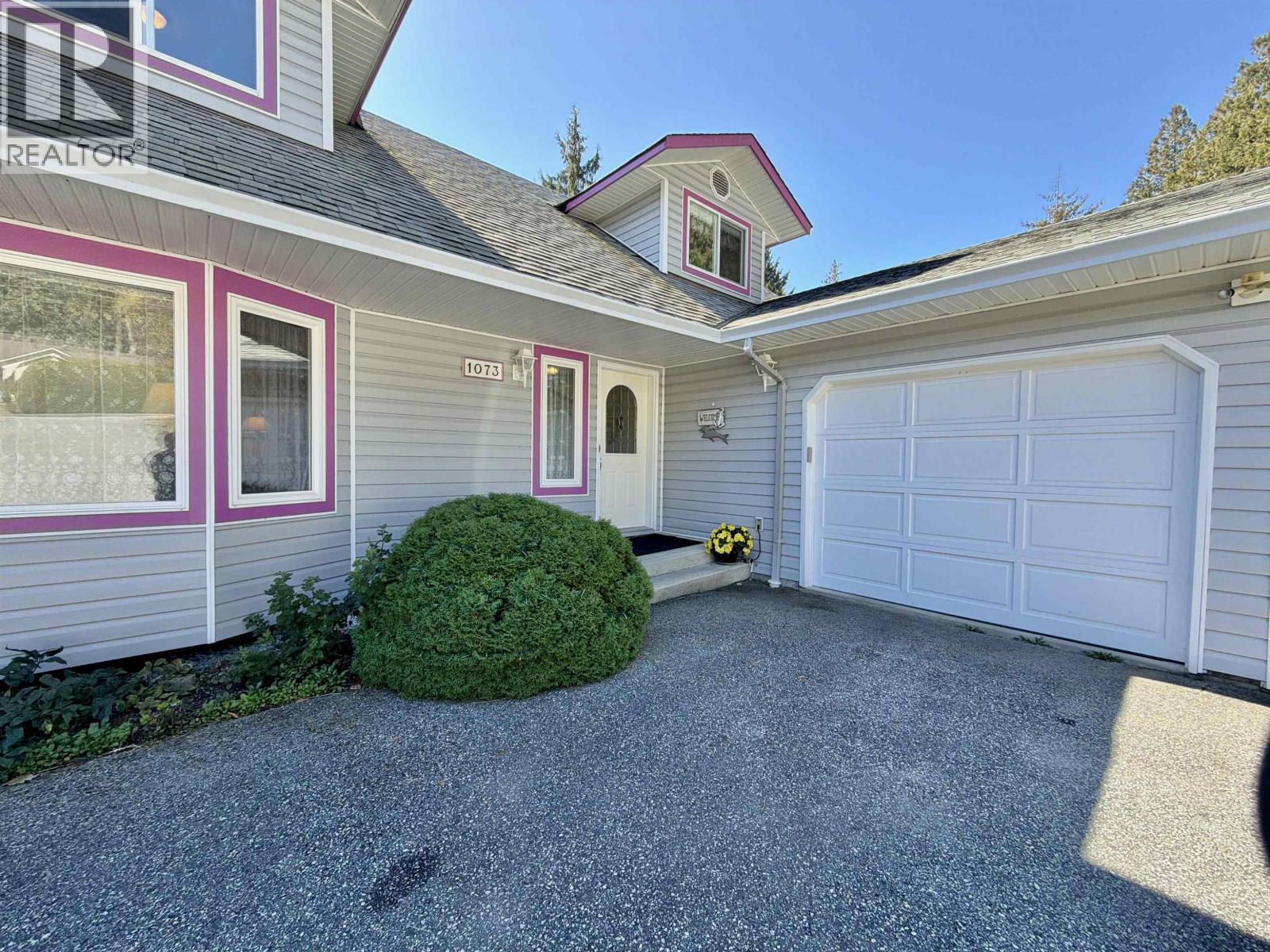 1073 Grandview Road, Gibsons, British Columbia  V0N 1V3 - Photo 2 - R3168377