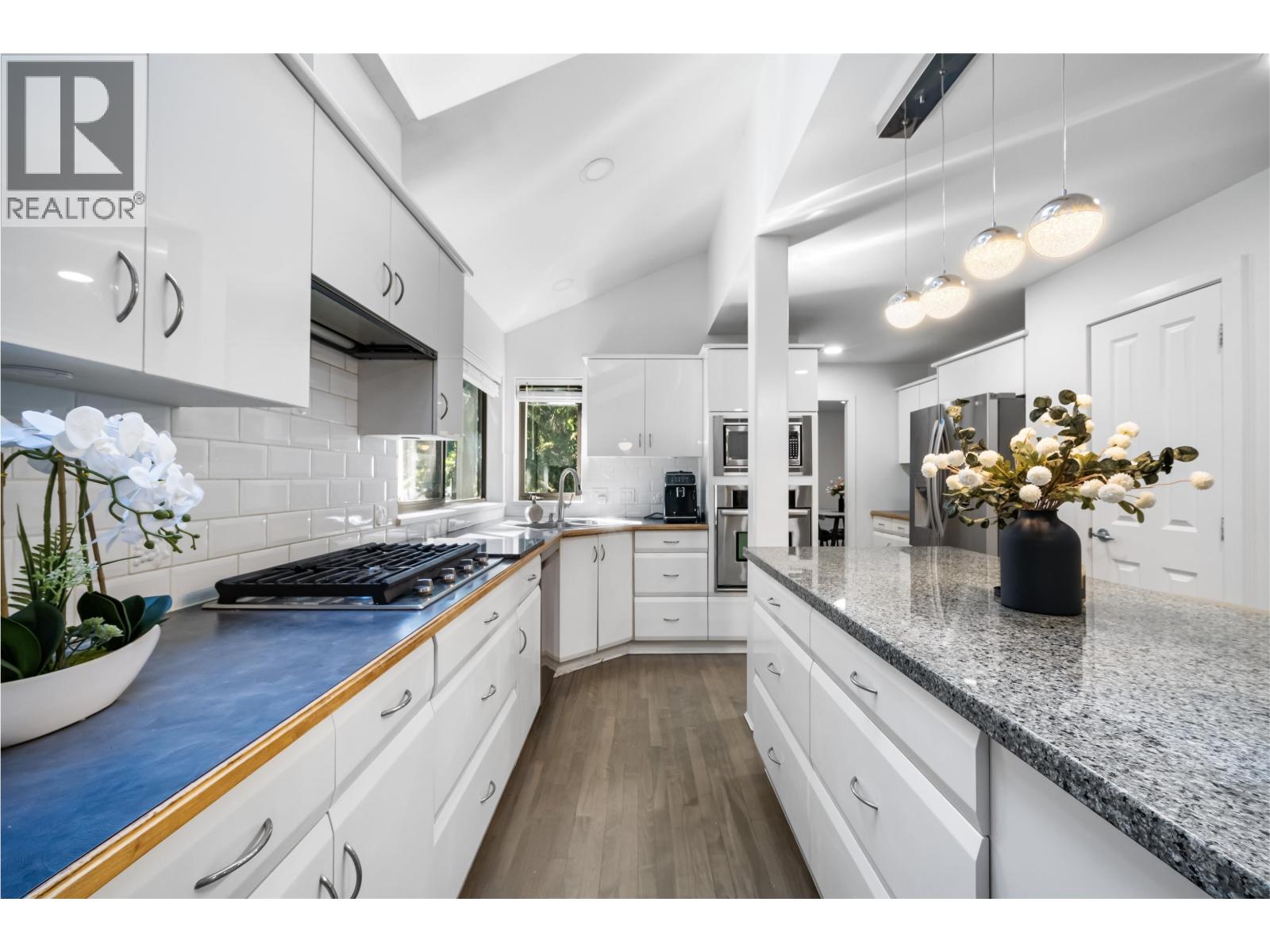 5520 Huckleberry Lane, North Vancouver, British Columbia  V7R 4N8 - Photo 15 - R3168392