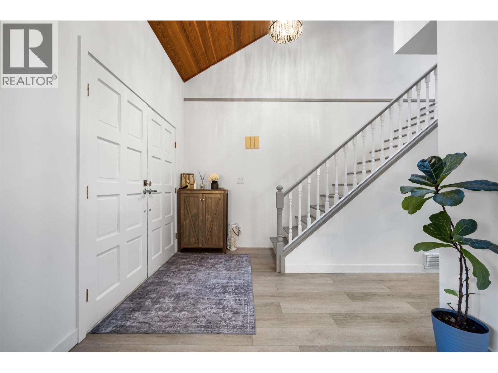 5520 Huckleberry Lane, North Vancouver, British Columbia  V7R 4N8 - Photo 6 - R3168392