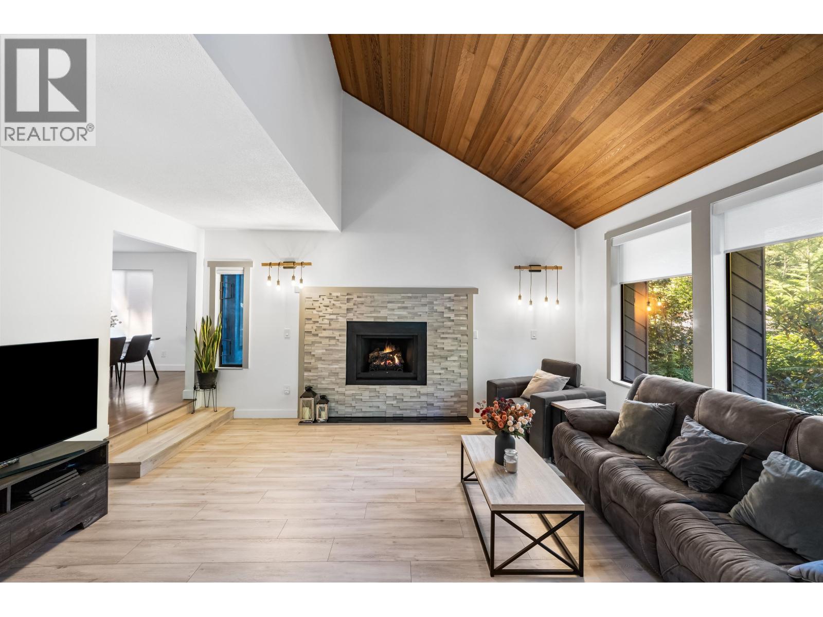 5520 Huckleberry Lane, North Vancouver, British Columbia  V7R 4N8 - Photo 8 - R3168392