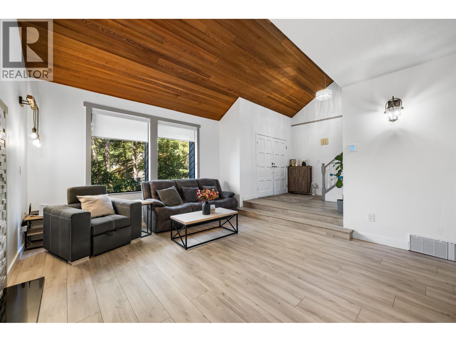 5520 Huckleberry Lane, North Vancouver, British Columbia  V7R 4N8 - Photo 9 - R3168392