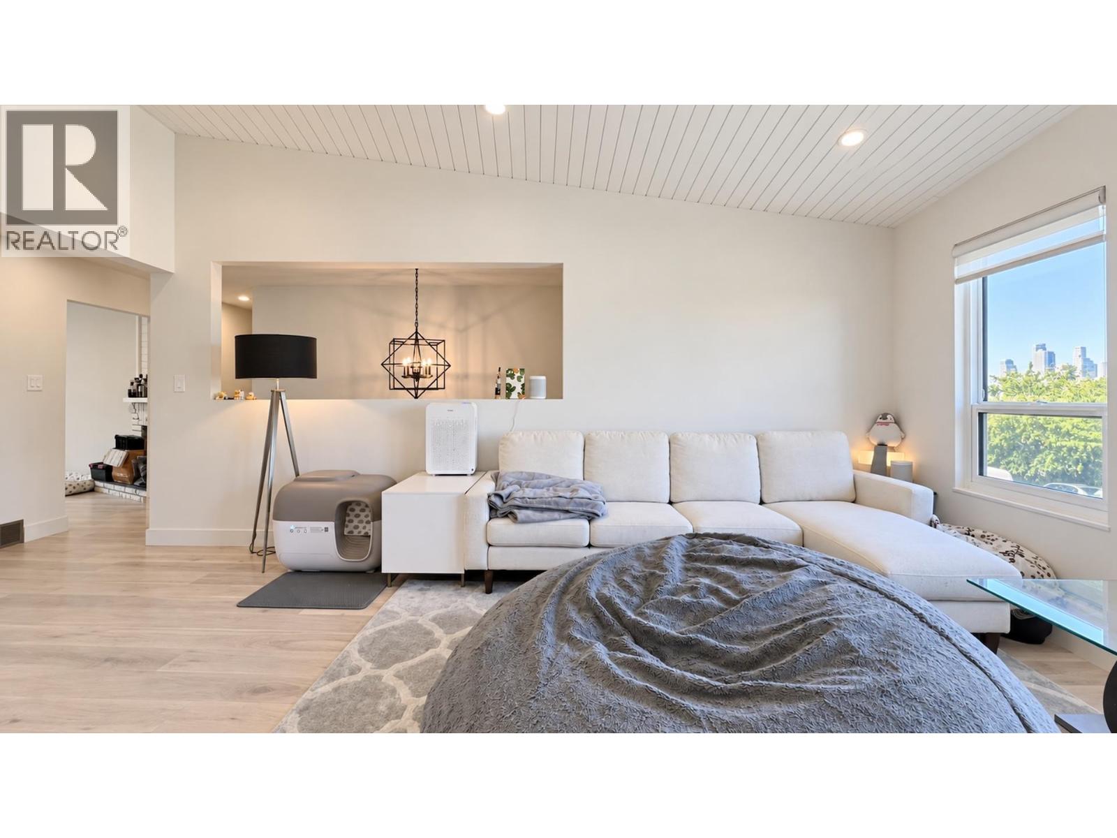 5298 Schou Street, Burnaby, British Columbia  V5G 4L1 - Photo 5 - R3168409