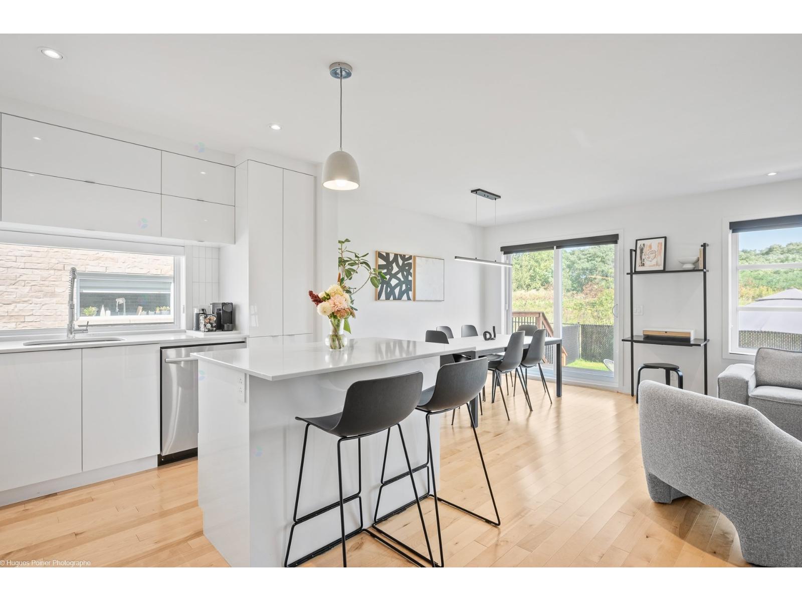 90 Rue du Vice-Roi La Prairie Quebec Canada J5R0T2 5
