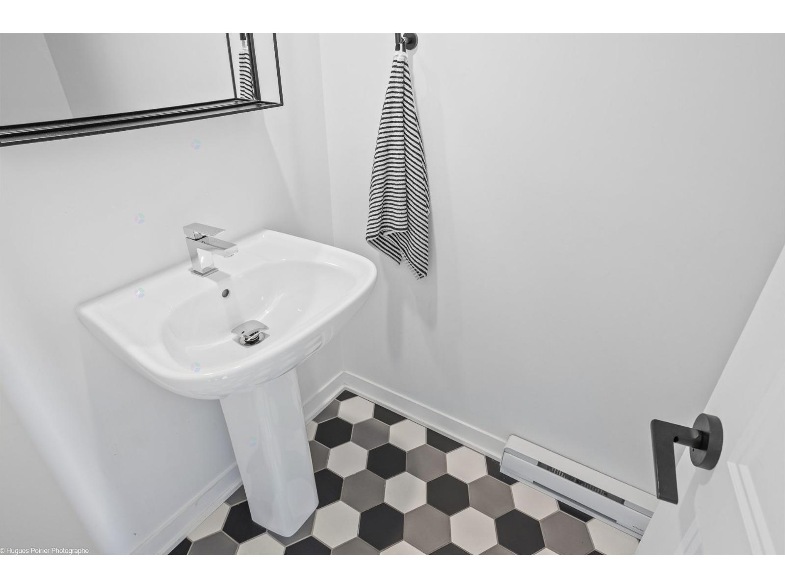 90 Rue du Vice-Roi La Prairie Quebec Canada J5R0T2 4
