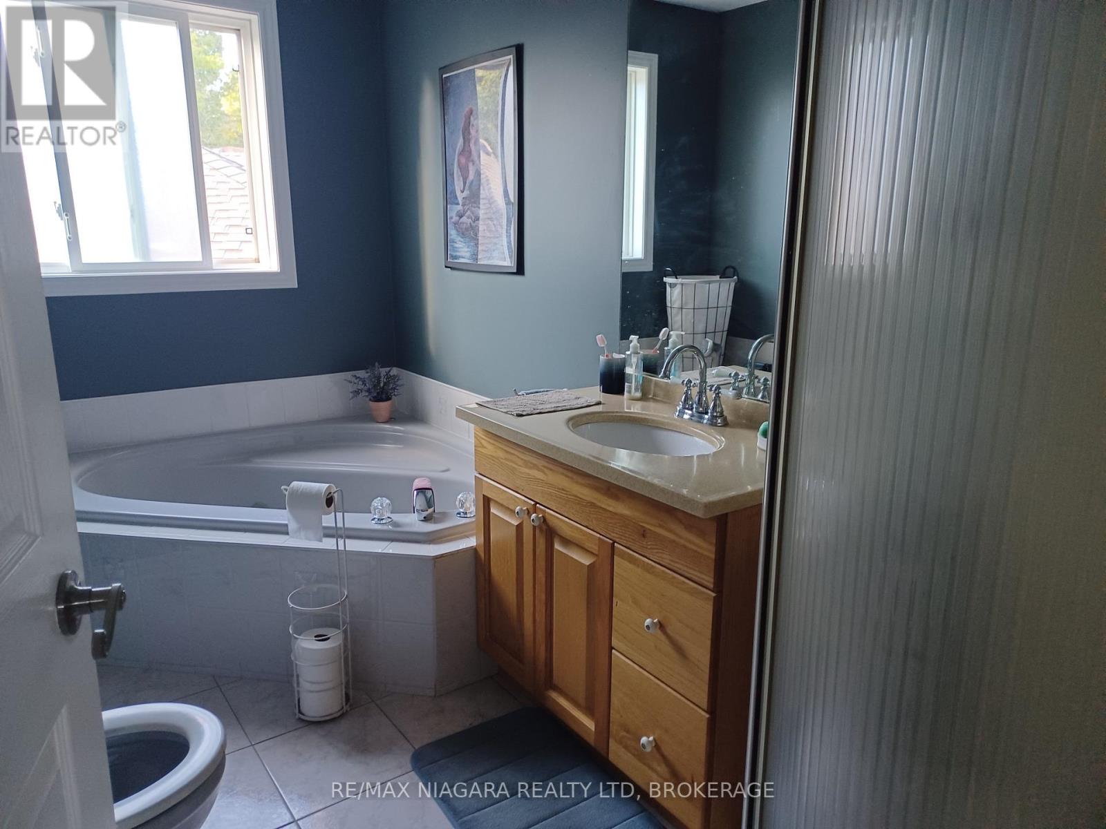 8008 Grossi Court, Niagara Falls, Ontario  L2H 3G8 - Photo 10 - X13776414